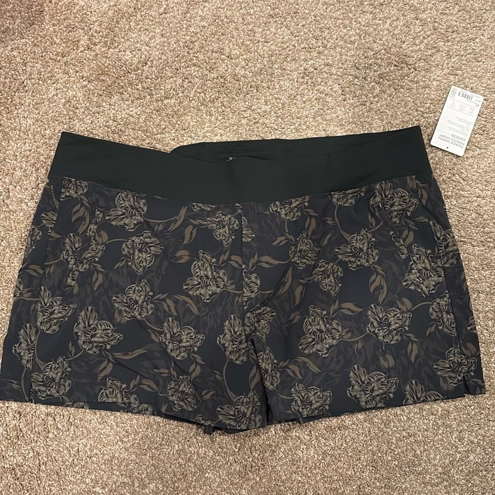 26 Athleta Trekkie North Printed short - new with tags